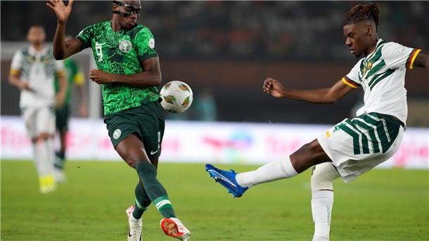 Riss in der Scheibe: Nigerias Nationalelf muss notlanden Hatte nach dem WM-Qualifikationsspiel gegen Lesotho eine Schrecksekunde zu überstehen: Victor Osimhen (l). (Archivbild)