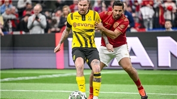 Hatte seine aktive Karriere längst beendet: Kevin Großkreutz (links), hier beim Kleinfeld-Hallenturnier „Beckenbauer Cup“ in München im März 2025 