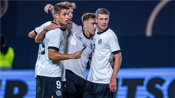 Drei Treffer von Tresoldi: U21 besiegt Lettland mit 5:0 Hattrick-Torschütze Nicolo Tresoldi jubelt mit den Teamkollegen über seinen Treffer zum 2:0.