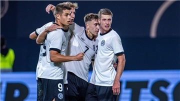 Hattrick-Torschütze Nicolo Tresoldi jubelt mit den Teamkollegen über seinen Treffer zum 2:0.