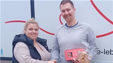 Eine Frau gratuliert einem Mann zur 50. Blutspende.