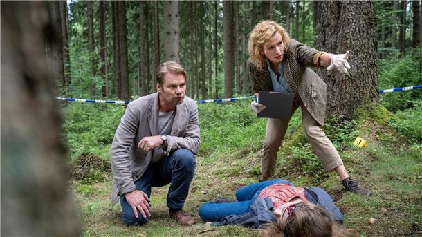 „Erzgebirgskrimi“: Viele Musiker und ein Mord Hauptkommissar Robert Winkler (Kai Scheve) und Rechtsmedizinerin Charlotte von Sellin (Adina Vetter) versuchen den Mord an Katja Hartmann (Odine Johne) aufzuklären.