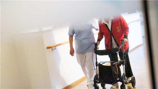 Pflege vor Kipppunkten - Beitrag könnte steigen Hauptproblem den kommenden Jahren ist laut Pflegereport: Immer mehr Ältere brauchen pflegerische Unterstützung.