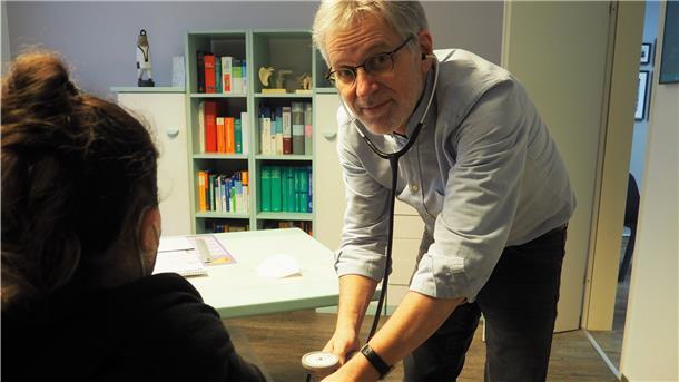 Hausarzt Gerald Zinn aus Nordenham misst bei einer Patientin den Blutdruck. Bluthochdruck ist ein Risikofaktor für einen Herzinfarkt.