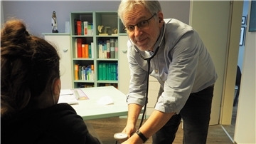 Hausarzt Gerald Zinn aus Nordenham misst bei einer Patientin den Blutdruck. Bluthochdruck ist ein Risikofaktor für einen Herzinfarkt.