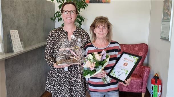 Seniorenheim dankt engagierter Mitarbeiterin Hausleiterin Carina Mauritschat (links) dankte Andrea Zimmermann für ihre Treue und ihr Engagegement.