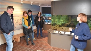 Hausleiterin Dr. Anika Seyfferth zeigt Ausschussmitgliedern die Aquarien-Abteilung im Nationalpark-Haus in Fedderwardersiel.