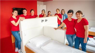 Havenhostel-Geschäftsführerin Laura Flore (Dritte von rechts) hat an den Standorte in Bremrhaven und Cuxhaven 13 Frauen aus der Ukraine eingestellt.