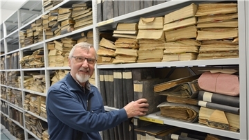 Heddo Peters im Archiv des Rüstringer Heimatbundes. Hier begab er sich auf die Spuren der Seeräuber.