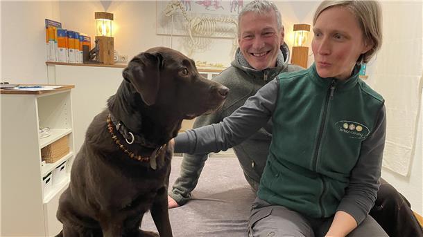 Eine Frau und ein Mann mit einem Hund