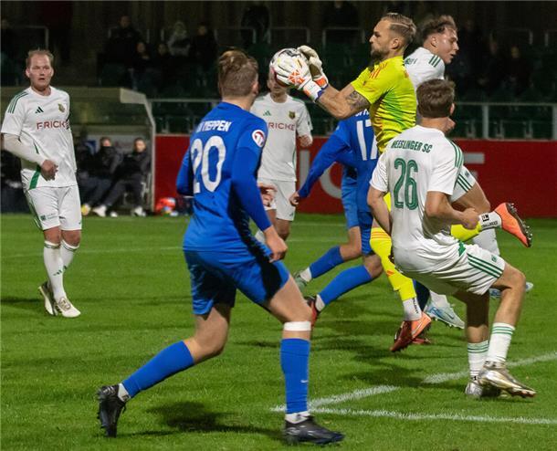 Heeslingen ist der Dino der Oberliga - und wird wieder oben mitspielen Heeslingens sicherer Rückhalt, Torwart Jeroen Gies, gehört zu den besten Keepern der Oberliga und wird auch in der neuen Saison ein wichtiger Faktor für die Erfolge des HSC sein.