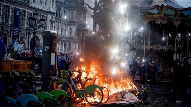 Heftige Proteste in Paris.