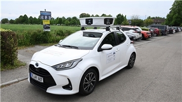 Heidelberg setzt als eine der ersten Kommune bundesweit auf ein Scan-Auto im Kampf gegen Parksünder - hier ein Scan-Fahrzeug bei einem Modellversuch auf dem Parkplatz der Universität Hohenheim bei Stuttgart. (Archivbild)