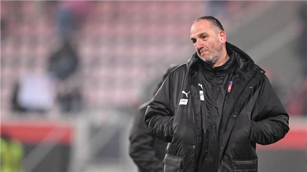Heidenheims Trainer Frank Schmidt ist enttäuscht und richtet den vollen Fokus nun auf den Abstiegskampf der Fußball-Bundesliga. 