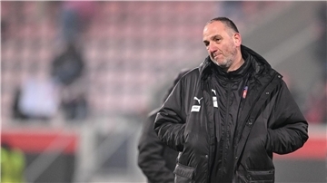 Heidenheims Trainer Frank Schmidt ist enttäuscht und richtet den vollen Fokus nun auf den Abstiegskampf der Fußball-Bundesliga. 
