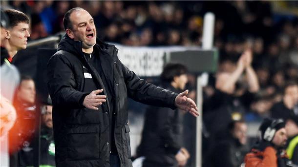 Heidenheims Trainer Frank Schmidt war mit dem Conference-League-Spiel bei Istanbul Basaksehir überhaupt nicht zufrieden.