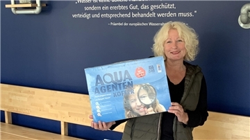 Heidi Boje-Mühlenbäumer vom Oldenburgisch-Ostfriesische Wasserverband (OOWV) präsentiert den „Aqua-Agenten-Koffer.