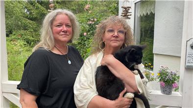 Zwei Frauen mit Kater