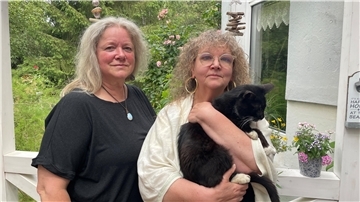 Zwei Frauen mit Kater
