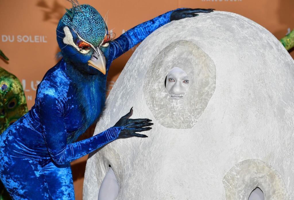 Halloween-Party: Heidi Klum als schillernder Pfau Heidi Klum (l) als Pfau und ihr Ehemann Tom Kaulitz (als Ei) feiern Halloween in New York.