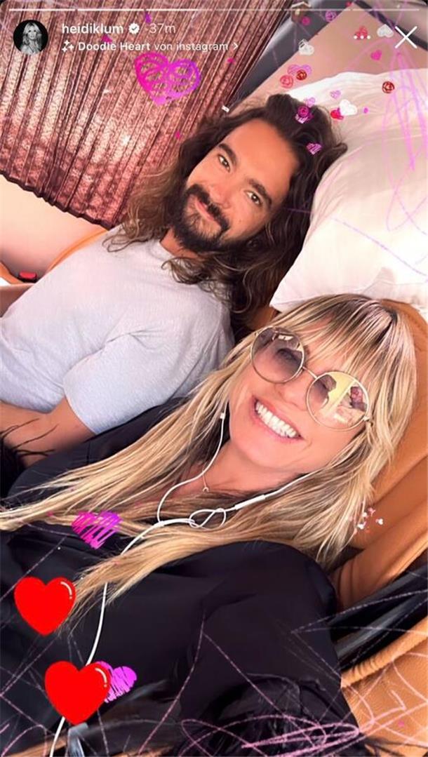 Backstage beim Deichbrand-Festival: Was posten die Stars auf Social Media? Heidi sitzt verliebt mit ihrem Mann Tom Kaulitz im Tourbus Richtung Deichbrand.