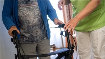 Heimbewohner und Heimbewohnerinnen müssen einen Eigenanteil für die Pflege beisteuern, der seit Jahren steigt.