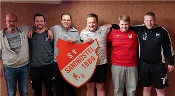 Heimvorteil genutzt: der neue Kegel-Vereinsmeister des SV Sandbostel, Thomas Holsten (Dritter von links), mit (von links) Hinrich „Hini“ Pape, Radek Szuta, Sönke Holsten, Gerrit Wellerdiek und Rene Haltermann.