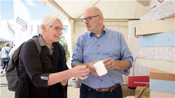 Heinfried Becker von der Klimaschutzagentur Energiekonsens berät Helga Schühle aus Loxstedt über die verschiedenen Dämmmaterialien.