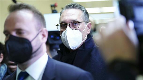 Heinz-Christian Strache (r), ehemaliger FPÖ-Obmann und Vizekanzler von Österreich, kommt am Wiener Landesgericht für Strafsachen an.