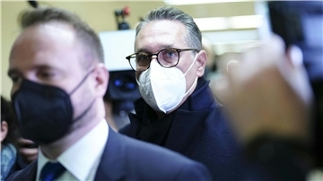 Heinz-Christian Strache (r), ehemaliger FPÖ-Obmann und Vizekanzler von Österreich, kommt am Wiener Landesgericht für Strafsachen an.
