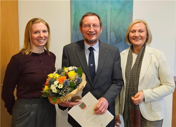 Der Ruhestand beginnt für Heinz-Ludwig Wagner auf Helgoland Heinz-Ludwig Wagner bei seiner offiziellen Verabschiedung in den Ruhestand mit Bereichsleiterin Julia Czychelski (links) und Dezernentin Babette Bammann (rechts).