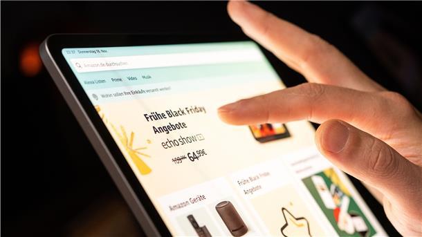 Lieferengpass? Egal! Der Black Friday lockt die Schnäppchenjäger Eine Person schaut sich die Black Friday Angebote auf der Online-Shopping-Seite von Amazon auf seinem Tablet-Computer an.