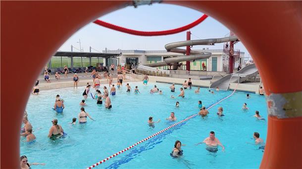 Nordseeküste bei Cuxhaven: Gibt es noch Kapazitäten für spontane Urlauber? Im Meerwasser-Wellenbad "Watt'n Bad" in Dorum-Neufeld verzeichnete die Kurverwaltung in den zurückliegenden Tagen die bislang höchsten Besucherzahlen der Saison.