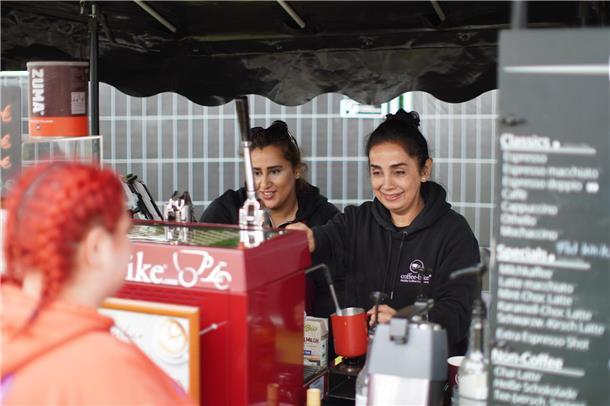 Heißgetränke von Rosha und Marjan (rechts) am Coffee Bike. 