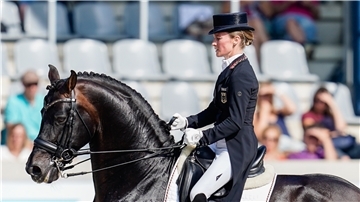 CHIO, Pferdesport, Dressur: Die deutsche Dressurreiterin Helen Langehanenberg lobt ihr Pferd Damsey nach dem Ritt. 