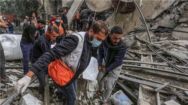 Helfer suchen nach einem israelischen Luftangriff in einem zerstörten Haus in Rafah nach Überlebenden.