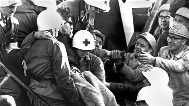 Dramatische Tage - 60 Jahre Grubenunglück in Lengede Helfer tragen einen der befreiten Bergleute ins Freie.