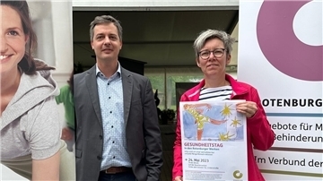 Helge Baumann (AOK) und Susanne Otzipka (Rotenburger Werke)