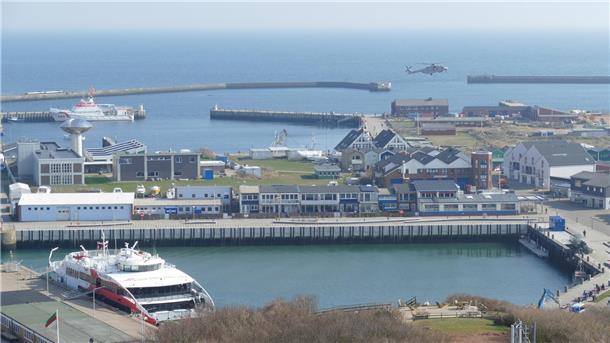 Panne zum Saisonstart mit Halunder Jet - 4 Premieren für Helgoland Helgoland Saisonauftakt mit dem Katamaran "Halunder Jet": Der Halunder Jet im Hafen.