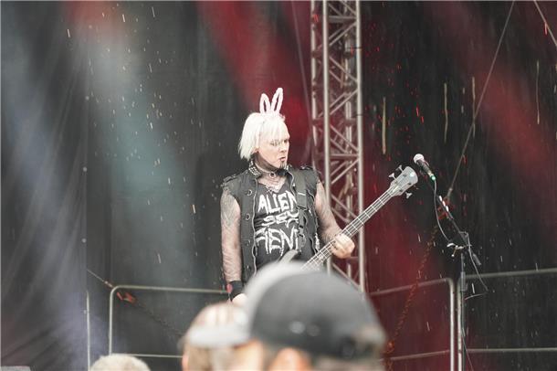 Hellboulevards Bassist spitzt die Ohren - buchstäblich.