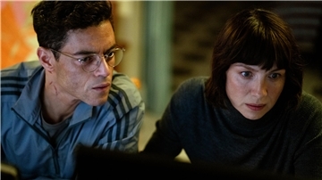 Heller (Rami Malek, links, mit Caitriona Balfe) will in „The Amateur“ die bestrafen, die schuld sind am Tod seiner Frau.