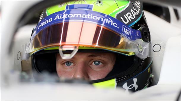 Helm auf und rennnfahren - das ist das, was Mick Schumacher will.