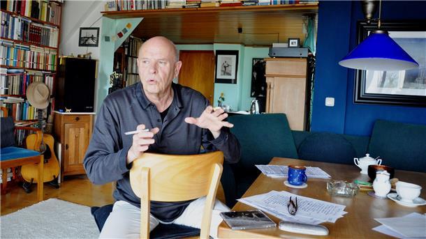 Helmut Debus in seinem Arbeitszimmer in Hammelwarden an der Weser. Hier entstehen seine Gedichte und Songs.