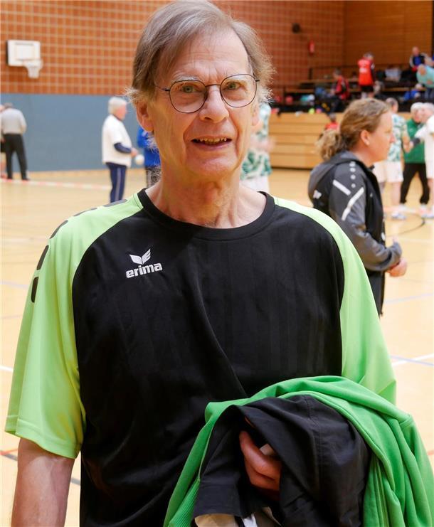 Helmut Hänning war mit 80 Jahren der älteste Teilnehmer bei der Norddeutschen Senioren-Meisterschaft. Sein Motto: Für Prellball ist man nie zu alt.