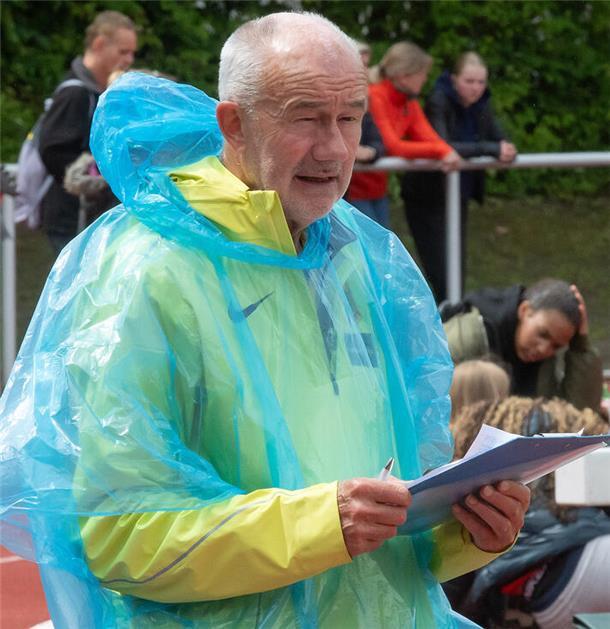 Pfingstsportrekorde purzeln in Zeven trotz der unangenehmen Wetterkapriolen Helmut Meier war als erfahrener Kampfrichter für alle Wetterkapriolen an diesem Wochenende bestens gerüstet.