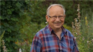 Helmut Meyer in seinem Element, zwischen Kräutern und Naturheilpflanzen. Der 2020 verstorbene Vierdener war enorm interessiert an der Wirkung der Pflanzen. Jetzt ist sein Buch mit altem Wissen und neuen Erfahrungen erschienen.