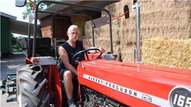 Helmuth Kirch hat schon mal Platz genommen auf dem Bock: Mit dem historischen Traktor des Landmaschinenherstellers Massey Ferguson (Baujahr 1966) will er von Bad Bederkesa nach Schleiden in den nordrhein-westfälischen Landkreis Euskirchen tuckern – und fleißig Spenden sammeln für den Verein „Lebensraum Kind“.