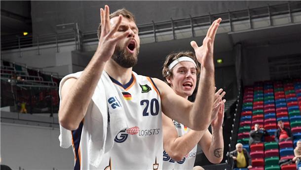 Hendrik Drescher (links) und Lennard Larysz bejubelten im Hinspiel gegen die Artland Dragons den ersten Saisonsieg der Eisbären.