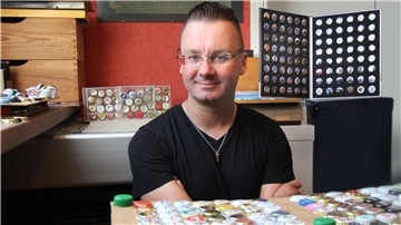 Hendrik Friedrichs mit einem Teil seiner Sammlung.