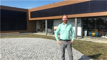 Hendrik Lenz vor einem der Photovoltaik-Module des Wohncenters. Für seine Maßnahmen bekommt er viel Zuspruch.